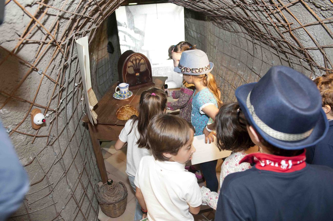 niños realizando el taller en el interior del refugio de la guerra civil