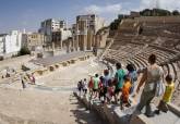 Gente visitando el Teatro Romano de Cartagena